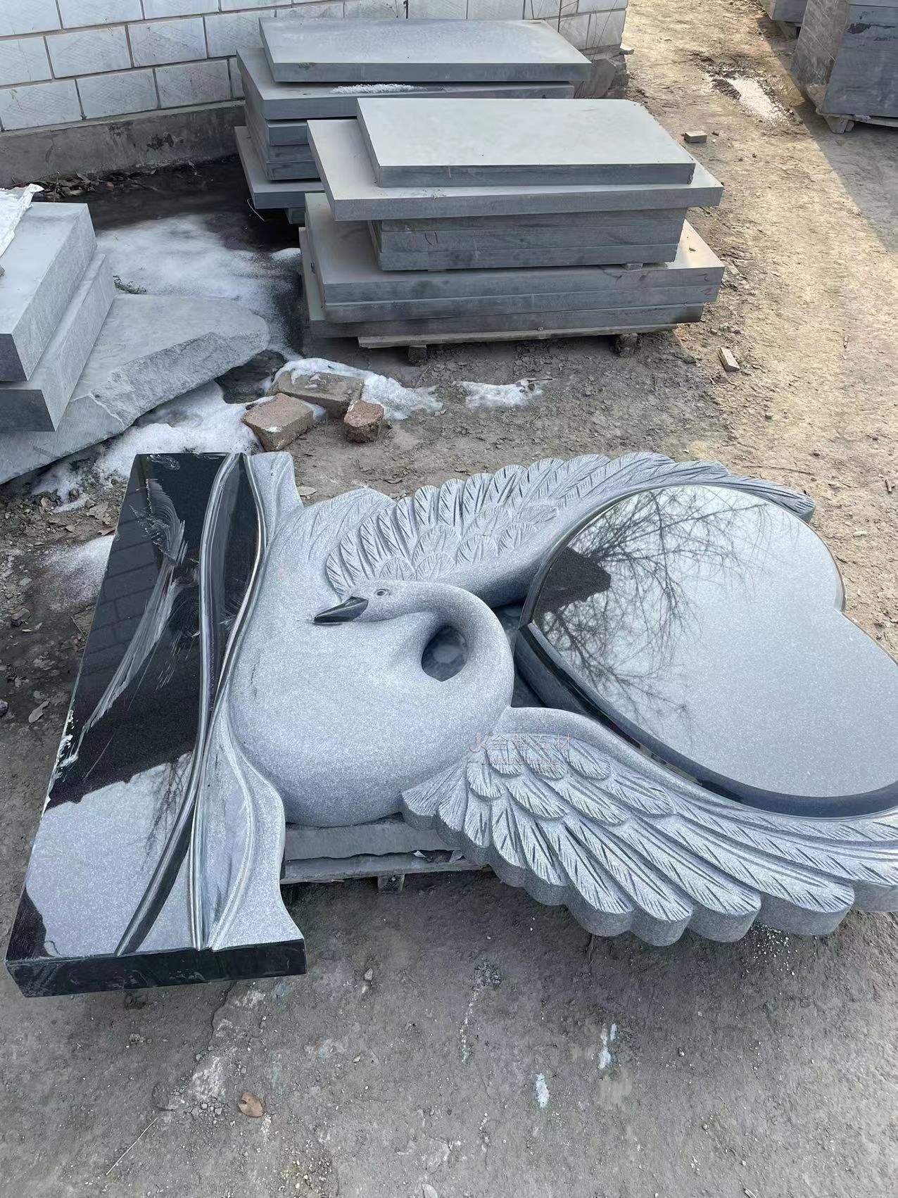 Black Granite Heart-shaped Tombstone with Swan statue